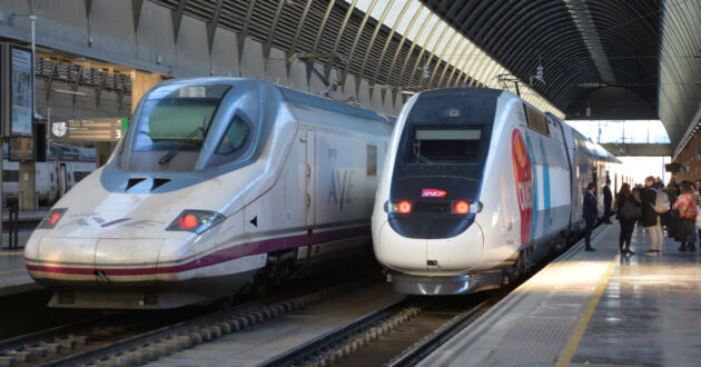 Trenes de Renfe y Ouigo en Sevilla-Santa Justa. © MIGUEL BUSTOS.
