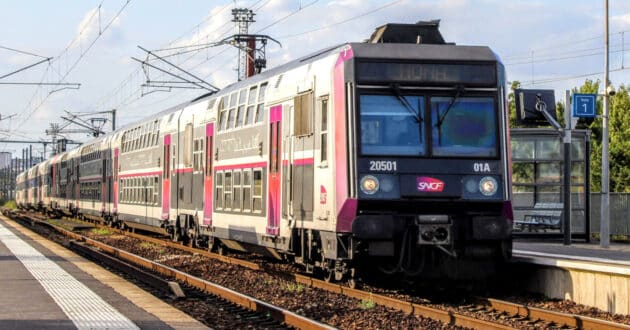 Primer tren de la serie Z 20500 en la estación de Gennevilliers. (CC BY SA) MOMO RATP-Wikimedia Commons. Imagen recortada.