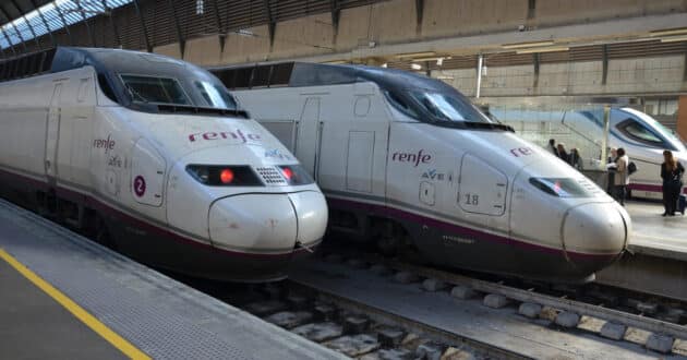 Trenes AVE en la estación de Sevilla Santa Justa (CC BY SA) STEVEN LEK - Wikimedia Commons.