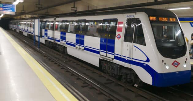 Tren de la línea 3 del metro de Madrid en la estación de Sol. © MIGUEL BUSTOS.