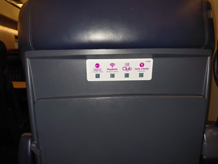 Sticker with QR codes on the seats of a 103, one of them with a link to the viewer. © ÁLVARO FERNÁNDEZ HEREDIA.