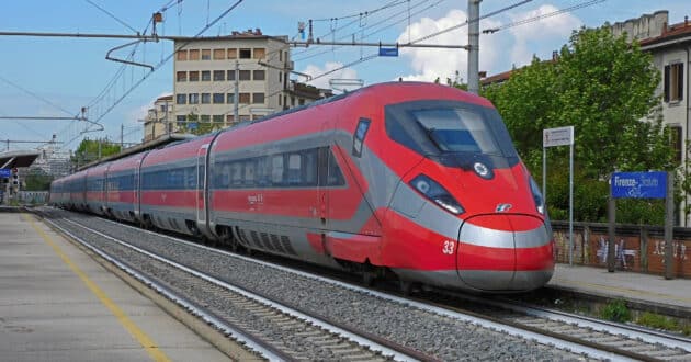 ETR 400.33 doing the Frecciarossa 1000 Milan-Rome via Firenze (CC BY SA) MOLIVA-Wikimedia Commons. Cropped image.