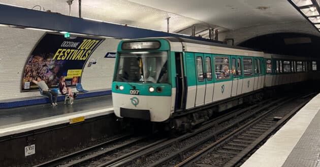 Train of the MF77 series at Invalides station on line 8 of the Paris metro (CC BY SA) CHABE01-Wikimedia Commons. Cropped image.