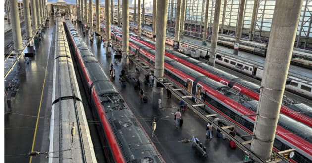 Trenes de los tres operadores en Madrid-Puerta de Atocha. (CC BY SA) MATTSJC-Wikimedia Commons. Imagen recortada.