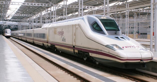 Trenes de alta velocidad de las series 104 y 102 en Málaga María Zambrano. (CC BY SA) HUGH LLEWELLYN-Wikimedia Commons. Imagen recortada