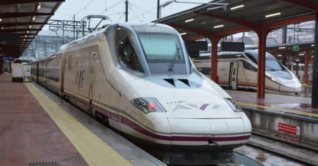 Trenes de las series 112 y 114 de Renfe, en las que podrás trabajar como operador comercial. © MIGUEL BUSTOS.