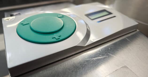 Ticket validator on the Madrid metro. © MIGUEL BUSTOS.