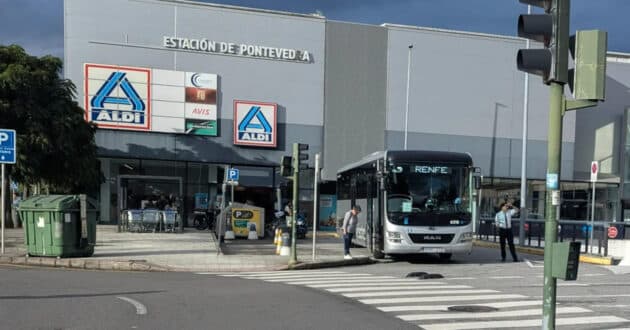 Bus covering a Renfe PAT at Pontevedra station (CC BY SA) VIGO360.