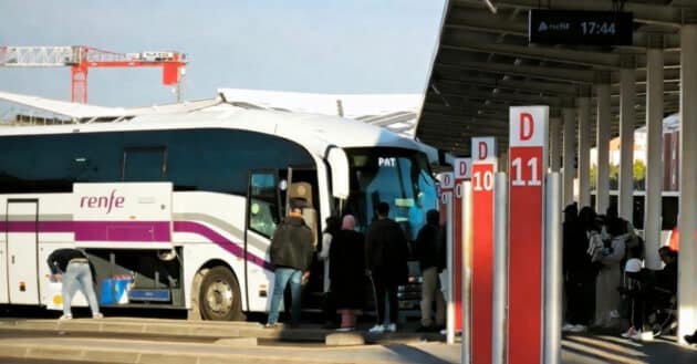 Bus with a fictitious Renfe livery at Almería bus station, managed by Adif. © MIGUEL BUSTOS. livery: Grok.