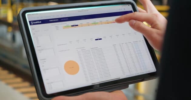 CAF operator visualising the LeadMind interface on a table. © CAF.