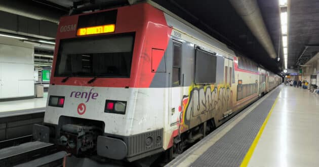 Train on Rodalies line R2 at Barcelona Sants vandalised with graffiti. © MIGUEL BUSTOS.
