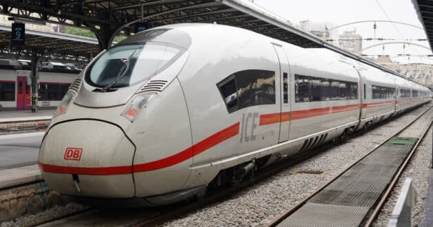 ICE 3 de la serie 407 (Siemens Velaro D) en la estación de Paris-Gare de L'Est tras llegar de Berlín. (CC BY SA) REMONTEES-Wikimedia Commons. Imagen recortada.