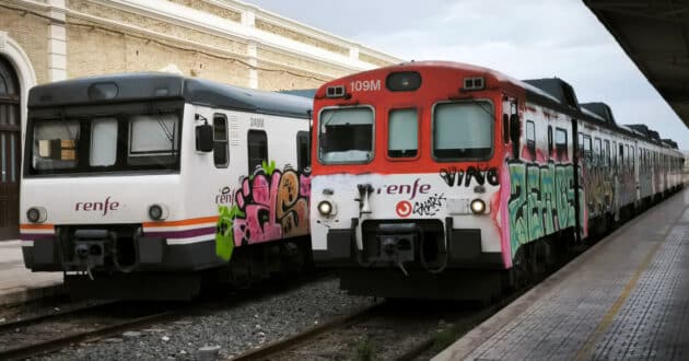 Dos trenes en servicio en los andenes de la estación de Cartagena el 6 de febrero de 2026. © MIGUEL BUSTOS.