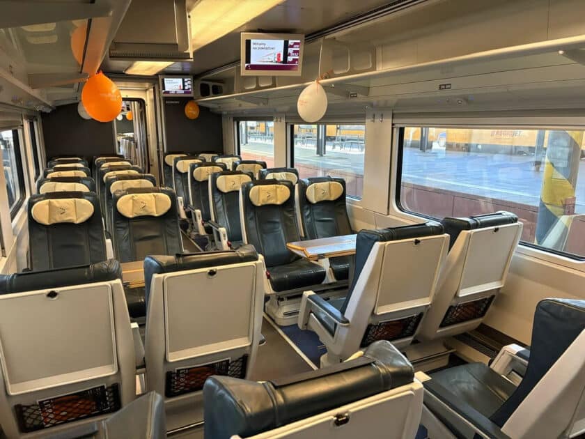 Interior de un coche de segunda clase. © VOJTECH OCADLY / HTTPS://ZDOPRAVY.CZ.
