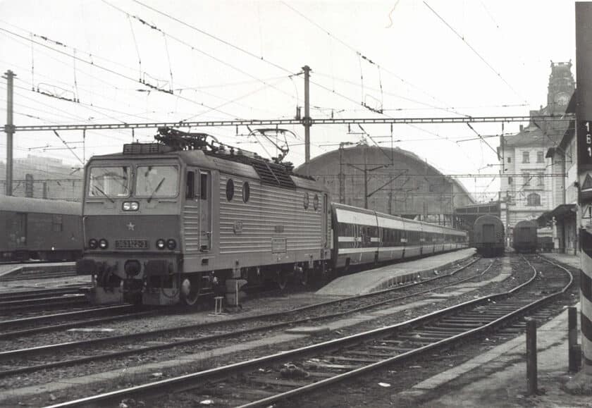 Talgo Pendular durante un viaje de pruebas en Praga en 1991. (CC BY SA) PETRS-Wikimedia commons.