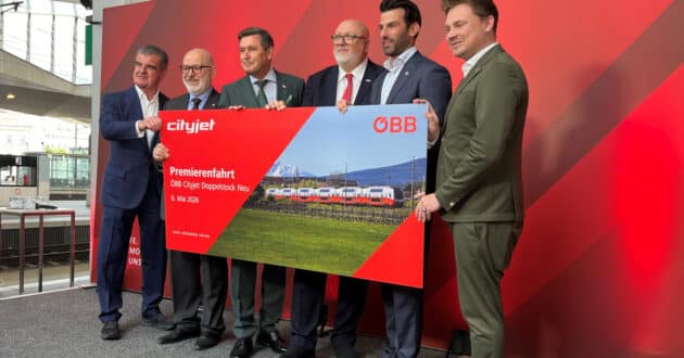La comitiva durante la foto de grupo de la presentación del Stadler KISS para el Cityjet de ÖBB. © STADLER.