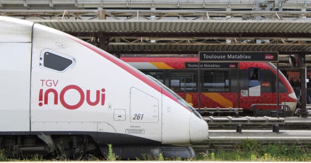 TGV inOui train at Toulouse Matabiau station (CC BY-SA) LYNEL64-Wikimedia Commons. Cropped image.