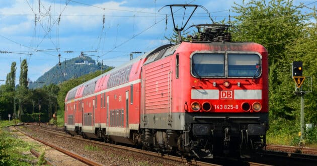 DB Regio double-decker train, towed by a 143 series locomotive. (CC BY SA) NELSO SILVA-Flickr. Cropped image.