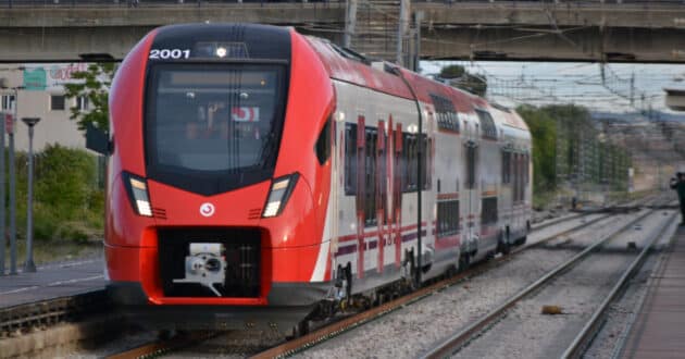 First unit of the 453 series, travelling along the C-3 Madrid Cercanías line, at Getafe Industrial. © JORGE GARCÍA BRICEÑO.