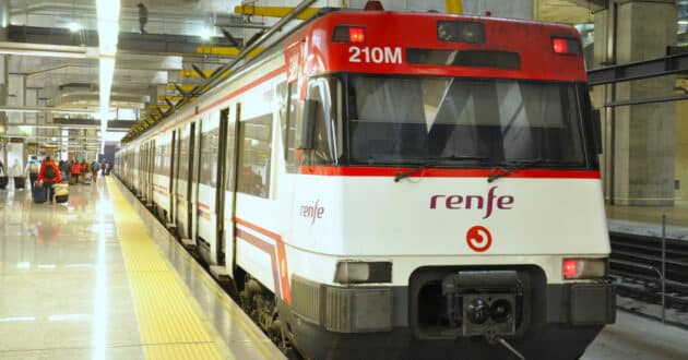 Series 446 train at Aeropuerto T4 station, the latest extension to the Madrid Cercanías network. © MIGUEL BUSTOS.