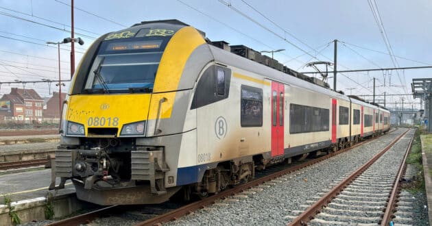 SNCB AM 08 series train, similar to the one involved in the accident (CC BY SA) MATGRT-Wikimedia Commons. Cropped image.
