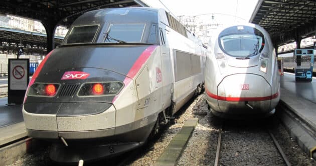 SNCF and DB trains at Paris-Gare de L'Est. (CC BY SA) KITMASTERBLOKE-Wikimedia Commons. Cropped image.