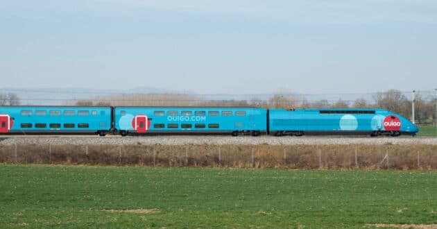 Ouigo France train running between Marseille and Lille (CC BY SA) SYLVAIN BOUARD-Flickr. Cropped image.
