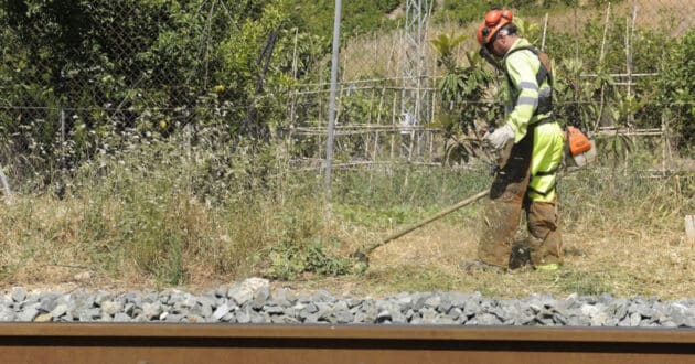 Operator clearing dry grass susceptible to catching fire. © ADIF.