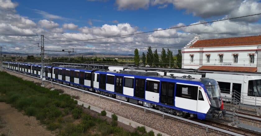 The train parked next to the Corella station building, sharing facilities with an Urbos tram. © MADRID METRO.