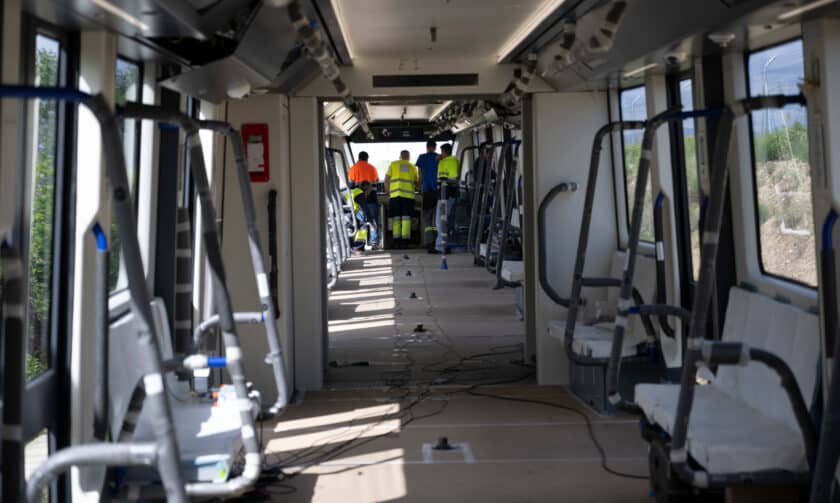 Interior del tren, con todos sus elementos protegidos para no sufrir daños durante las pruebas. © METRO DE MADRID.