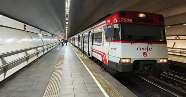 Train of the 446 series at the Laguna station of the C-5 Cercanías Madrid. © MIGUEL BUSTOS.