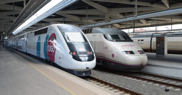 Trenes de alta velocidad de las series 108 y 100 en València-Joaquín Sorolla. © MIGUEL BUSTOS.