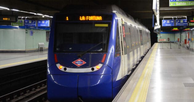 Um comboio da série 9700 do Metro de Madrid na Plaza Elíptica, com destino a La Fortuna. © MIGUEL BUSTOS.