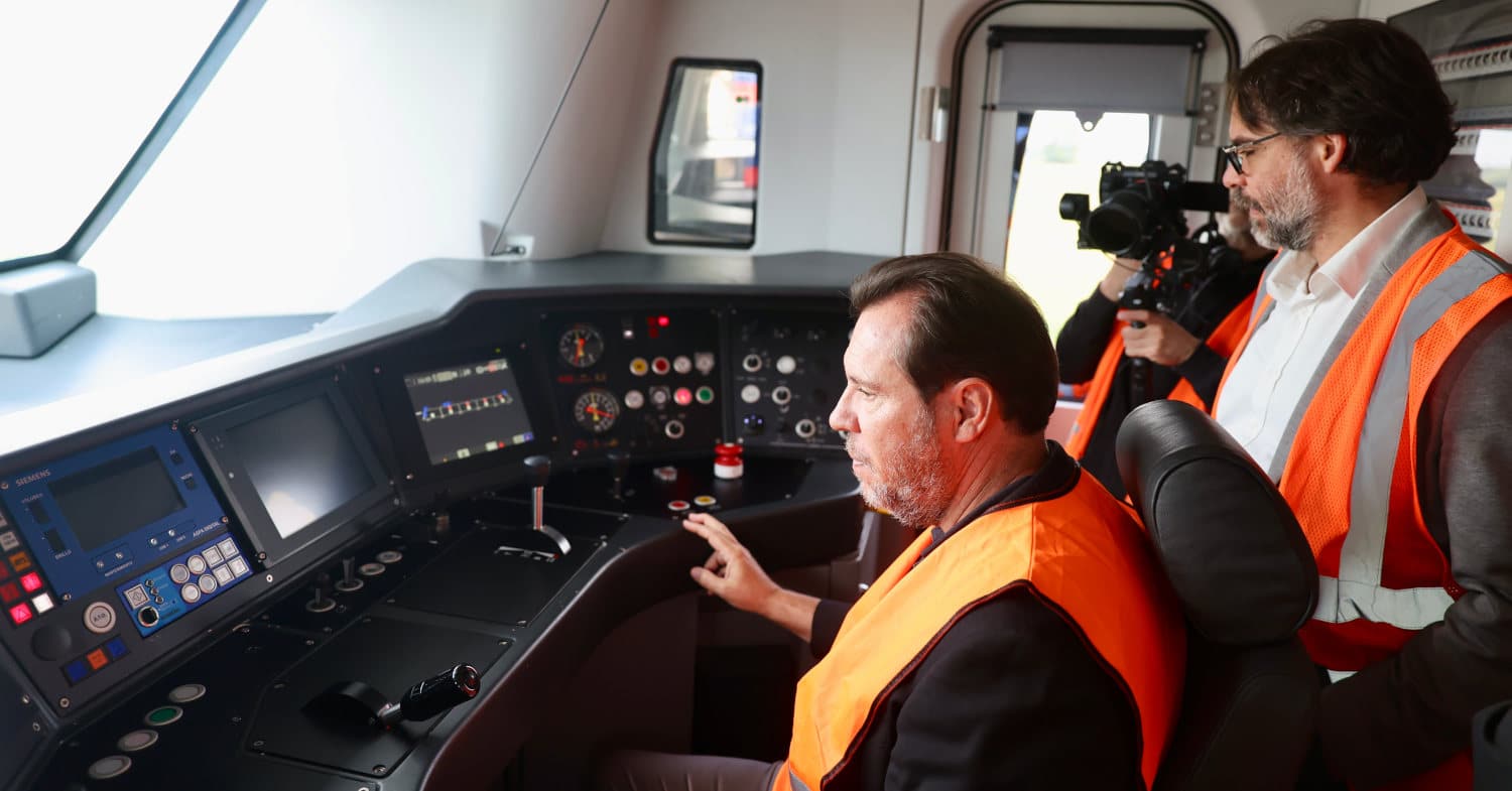 Puente e Heredia inspecionam unidades da série 480 da Renfe na Chéquia