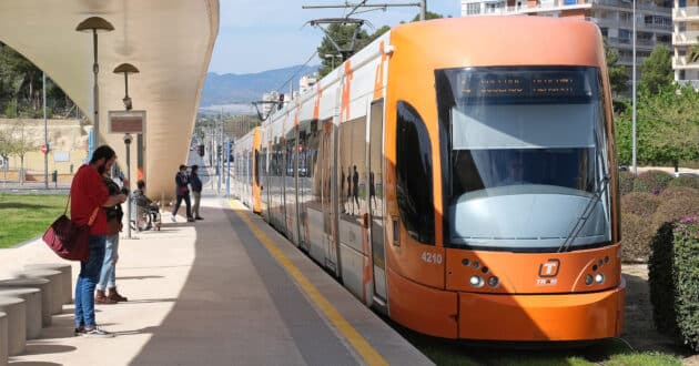 Um elétrico da rede TRAM d'Alacant na estação de Holanda. (CC BY SA) KALLERNA-Wikimedia Commons. Imagem recortada.