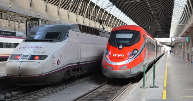 Trenes de Renfe e Iryo en la estación de Sevilla-Santa Justa. © CRISTINA TOLOSA.