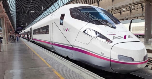 Um comboio da série 109 com a imagem corporativa da Renfe, criado com IA, na estação de Sevilha-Santa Justa. © CRISTINA TOLOSA, editado com o Gemini.