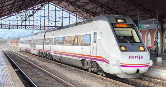 Tren de Media Distancia en la estación de Medina del Campo. © MIGUEL BUSTOS.