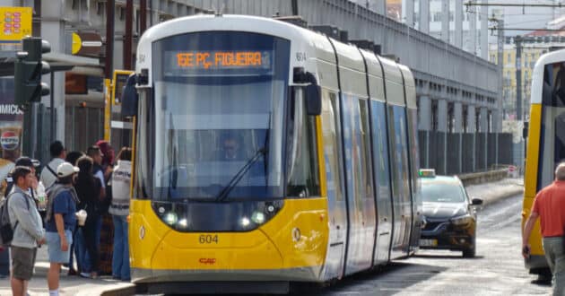 Um elétrico CAF Urbos operado pela Carris, o elétrico mais moderno de Lisboa, no Cais do Sodré. © MIGUEL BUSTOS.