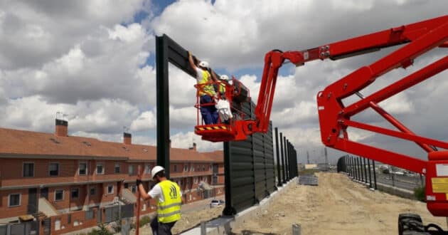 Work on the installation of noise barriers alongside a high-speed railway line. © MINISTRY OF TRANSPORT AND SUSTAINABLE MOBILITY.