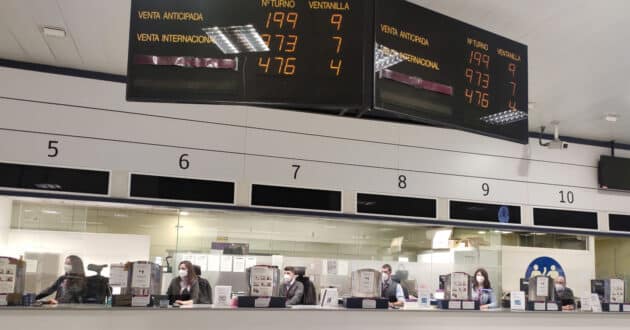 Operadores comerciales N2 en las antiguas taquillas de Madrid-Chamartín. © BLOG DE RENFE.
