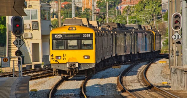 Tren de la línea de Cascais entrando en la estación de Cais do Sodré. (CC BY SA) TED MCGRATH-Flickr. Imagen recortada.