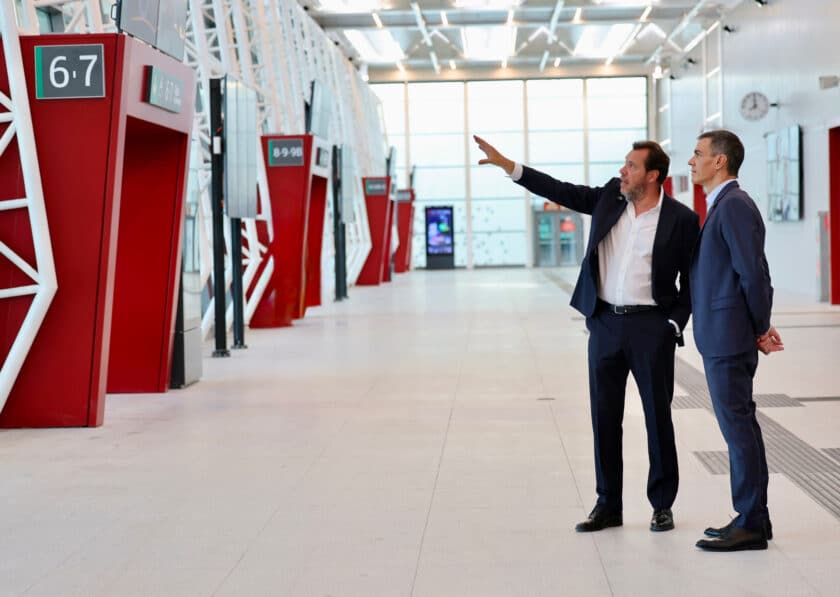 The President of the Government, Pedro Sánchez, visited the new hall yesterday with the Minister Óscar Puente. © MINISTRY OF TRANSPORT AND SUSTAINABLE MOBILITY