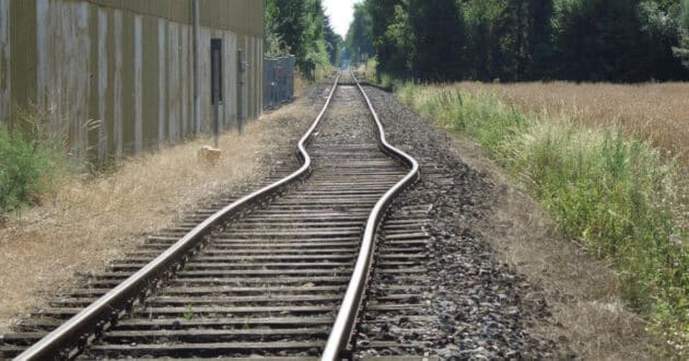 Garrote o pandeo en un ferrocarril secundario alemán. (CC BY SA) ABPROTWE-Wikimedia Commons. Imagen recortada.
