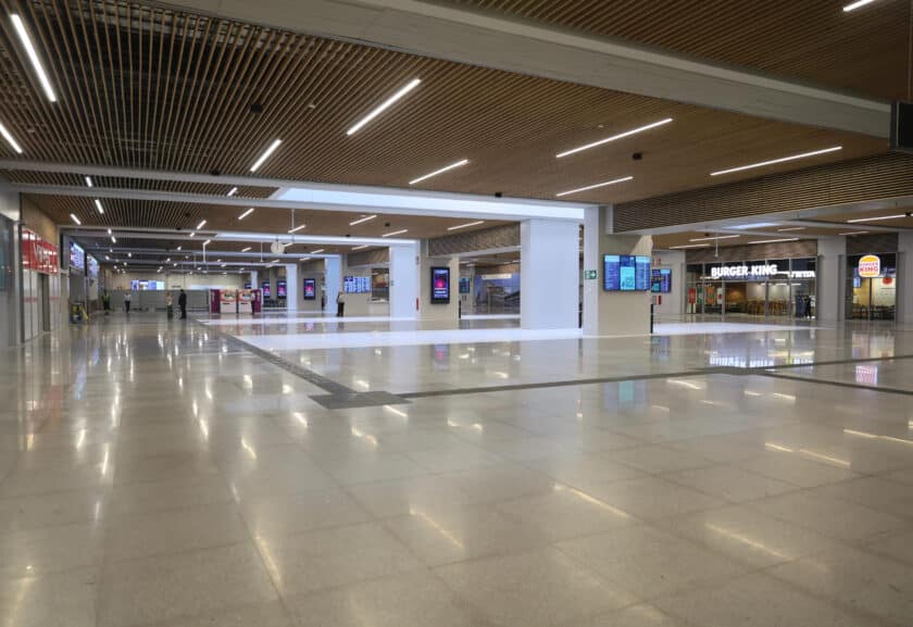 Central corridor with hotel and catering premises. MINISTRY OF TRANSPORT AND SUSTAINABLE MOBILITY.