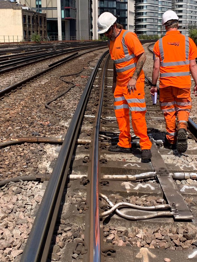 Trabajadores de Network Rail inspeccionando un pequeño pandeo en la vía. © NETWORK RAIL.
