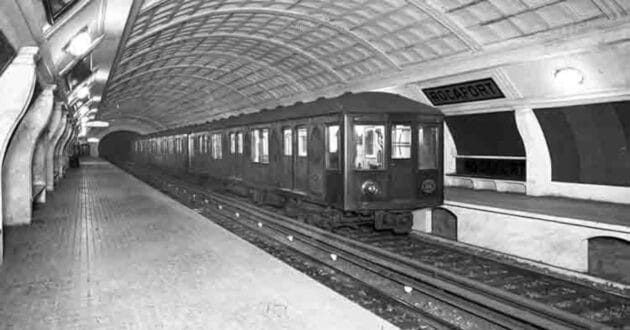 Tren de la serie 100 en la estación de Rocafort. FUNDACIÓN TMB