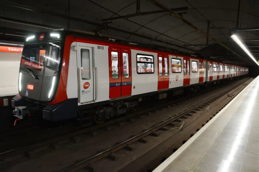 An 8000 series train at Trinitat Vella station. © MIGUEL BUSTOS.