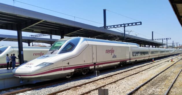 Unidad de la serie 112 en la estación de Granada. © MIGUEL BUSTOS.