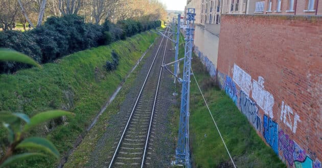 Catenary poles after the La Alamedilla tunnel. © MIGUEL BUSTOS.